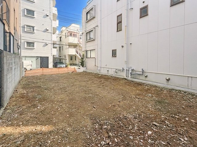 販売物件現地　撮影2026年8月上旬　※CGで一部雑草を撤去しています