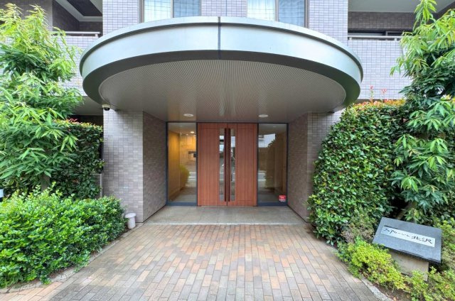 第一種低層住居専用地域に佇む、5階建ての低層レジデンスです。