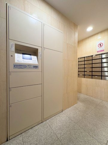 宅配ボックス完備で、不在時の受け取りも可能です。