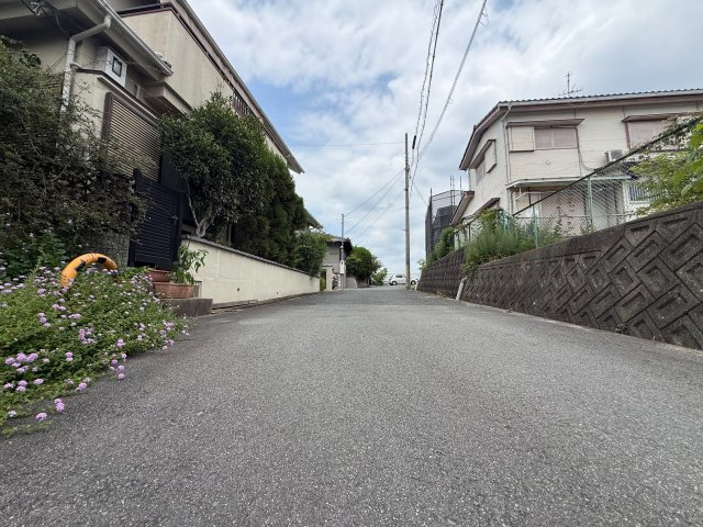 北西側公道幅員、約4.9ｍなのでお車のすれ違いも安心です♪
