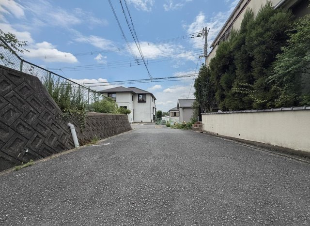 道路に囲まれているので、圧迫感の少ない住環境です♪