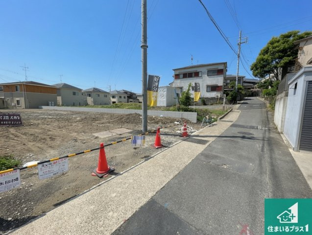 周辺は落ち着いた街並みの住宅地！子育てがしやすい住環境です！まだ未完成ですが、現地でしかわからない事もございます。是非一度ご覧ください。