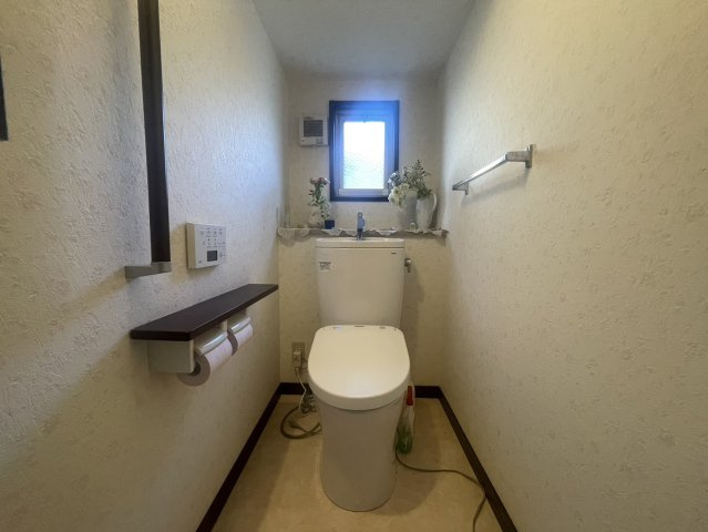 窓付きで換気良好なトイレは、清潔感のある明るい空間が魅力。手すりや棚も設置されており、使いやすさと機能性を兼ね備えています。毎日使う場所だからこそ、快適さにこだわっています。
