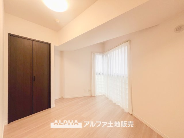 ホワイトベースで明るい洋室は、使い方が自由自在。収納が豊富で衣類や小物をスッキリ整理できます。ベッドやデスクを配置して、心地よい空間にアレンジできます。日々の生活を快適にサポートする機能的な空間です。