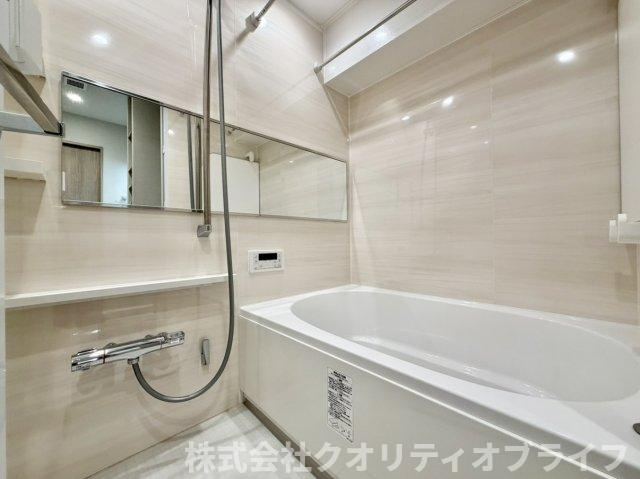 1日の疲れをゆったりと癒せる、クリーンで心地よいバスルーム。お気に入りの入浴剤を入れて、贅沢なリラックスタイムを過ごせる空間です。毎日のバスタイムが楽しみになるような、開放感のある設計です。