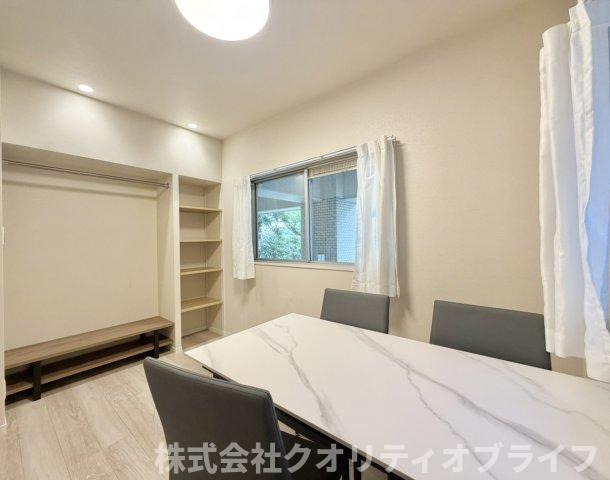 コンパクトながら使い勝手の良い洋室。衣装部屋としての納戸利用や、趣味の部屋、来客用のゲストルームなど、住まう方のライフスタイルやライフステージの変化に合わせてマルチに活躍してくれる一室です。