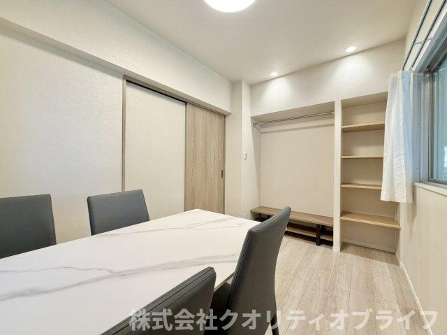 使い勝手の良いクローゼットが標準装備された洋室。衣服や日常の荷物をすっきりと収められるため、余計な収納家具を置く必要がなく、お部屋本来の床面積を最大限に広く活用できるのが嬉しいポイントです。