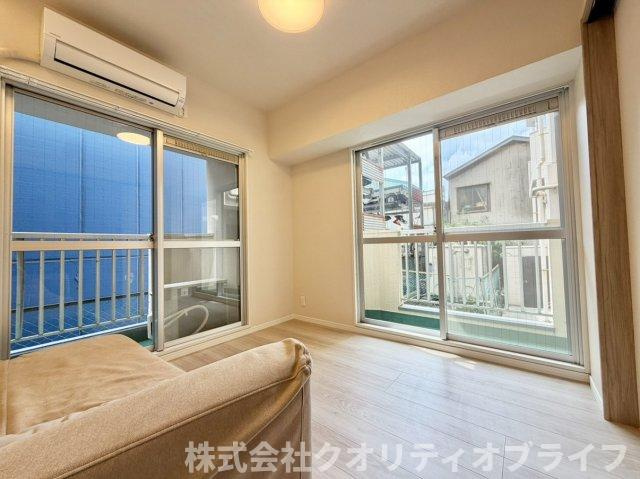 大型のベッドを配置しても圧迫感のない、ゆとりある広さを確保した洋室。1日の疲れをゆったりと癒す主寝室にふさわしく、落ち着いたインテリアで静かなプライベートタイムを演出できる快適な空間です。