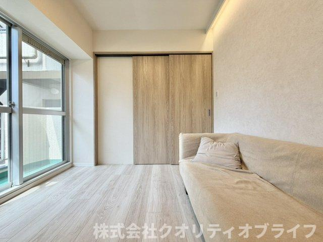 ゆとりある広さが確保された、夫婦の主寝室に最適な洋室。大型のベッドを置いても圧迫感がなく、1日の疲れを癒すプライベートな睡眠空間として落ち着いた雰囲気に包まれています。