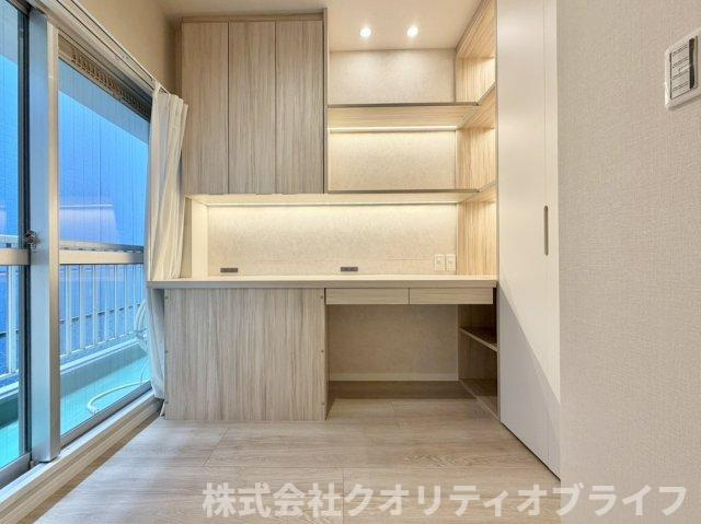 各居室に標準装備された使い勝手の良いクローゼット。ハンガーパイプや棚が設置されており、洋服や季節ものの荷物をすっきりと片付けて、お部屋の広さを有効に活用できます。