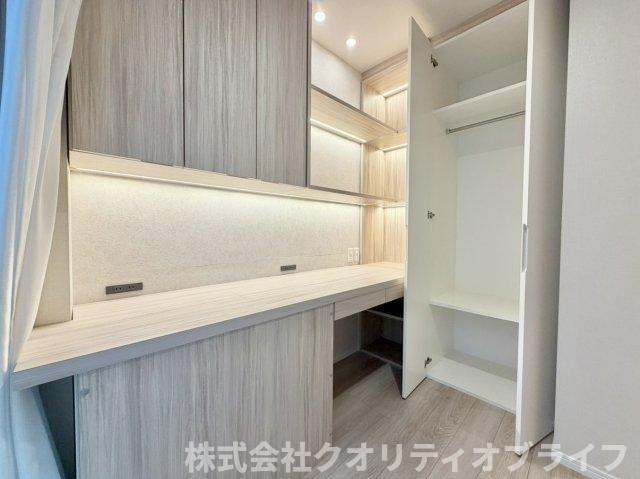 衣服だけでなく、スーツケースや季節物の家電まで丸ごと収納できる大容量のクローゼット。お部屋の中に余計な家具を置く必要がないため、空間を広く使えます。