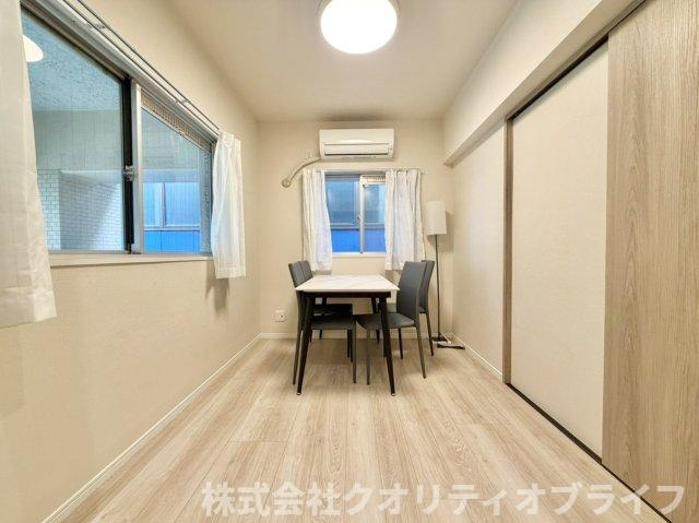 2箇所の窓から心地よい光と風が通り抜ける、明るく開放的な角部屋の洋室。1日を通じて室内の空気がこもりにくく、爽やかで衛生的な居心地の良さを感じられる、人気のあるお部屋レイアウトです。