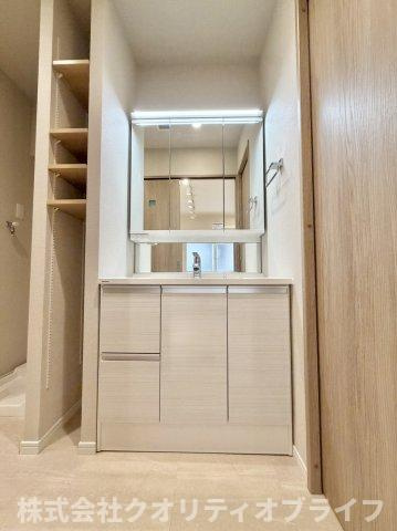 朝の身支度がスムーズにできる便利な三面鏡付きの洗面化粧台。鏡の裏はすべて収納スペースになっており、散らかりがちな洗面まわりの小物を隠してスッキリと片付けることができます。