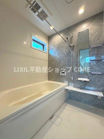ゆったり入れる一坪バス。足を伸ばして入れるサイズは一日の疲れを癒すのに嬉しい広さですね。　