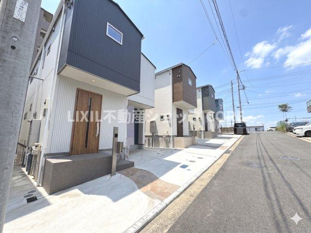 ゆったりとした駐車スペースを確保いたしましたので、大きめのお車でも駐車可能です。(こちらはD号棟)　
