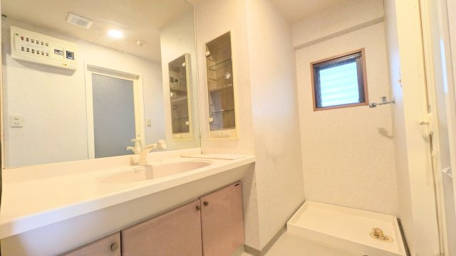 窓のある洗面室　ワイドタイプで洗面台が大きいです（画像は明るさ、その他加工しています）