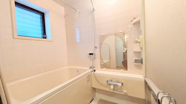 窓のあるお風呂は珍しいです　そのままご使用シテ問題ありません（給湯器は交換を推奨します）（画像は明るさ、その他加工しています）