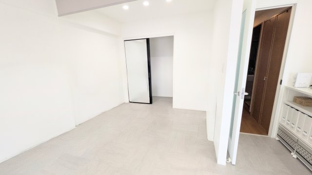 リビング直結のサービスルーム　ロールカーテンで仕切ることができます　（画像は明るさ、その他加工しています）