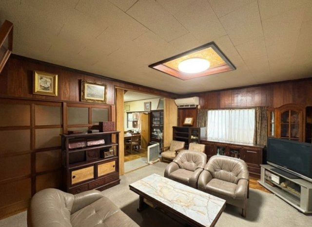 家具配置がしやすい広さを確保したリビング空間。落ち着いた内装で、家族が自然と集まりやすい居心地の良さがあります。隣接する部屋との行き来もしやすく、生活動線がまとまった使い勝手の良い空間。