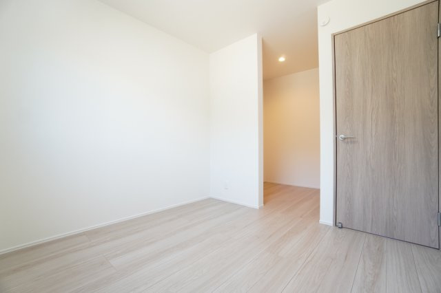 2階4.5帖洋室。ウォークインクローゼットがあるお部屋です♪