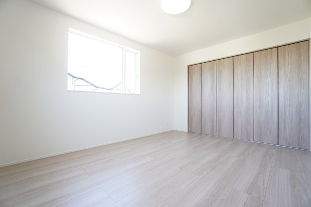 2階7.9帖洋室。壁一面のクローゼットが特徴のお部屋です。