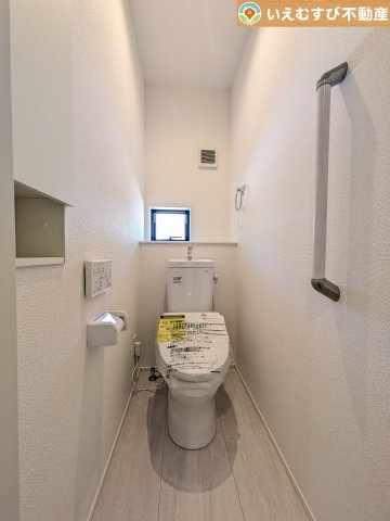 シンプルで清潔感のあるトイレ　窓付きで明るく、お掃除しやすいシンプルな空間♪