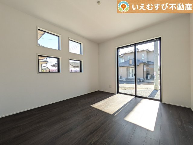 ぬくもりのある色合いでシンプルな洋室　日当り良好で明るい洋室！大容量のウォークインクローゼット付き♪