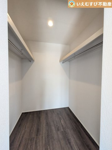 たっぷりの収納力を備えたウォークインクローゼット　たくさん収納できるので季節物やかさばるバッグなども片付きます♪