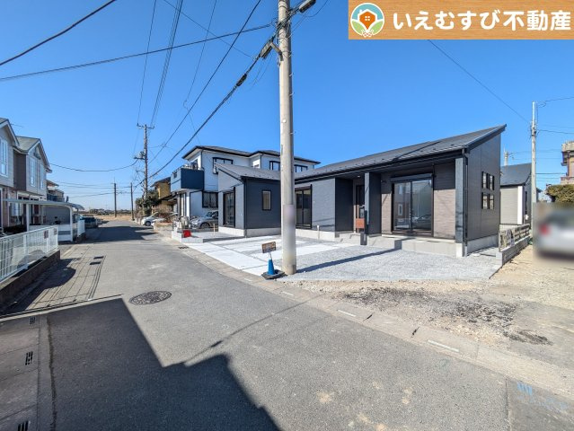 南東角地で開放的　ゆとりの広さの前面道路でお車の出し入れ楽々♪南東角地で日当り良好！