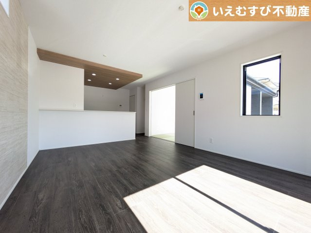 開放感と家族との距離感にこだわったＬＤＫ　採光たっぷりのリビングで休日には家族みんなでくつろげそうですね♪