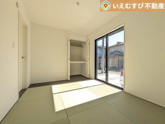 すぐ横になれる和室は、みんながほっと一息つける空間　ちょっとした休憩や来客時、お子様のお世話にも大活躍しそうですね♪