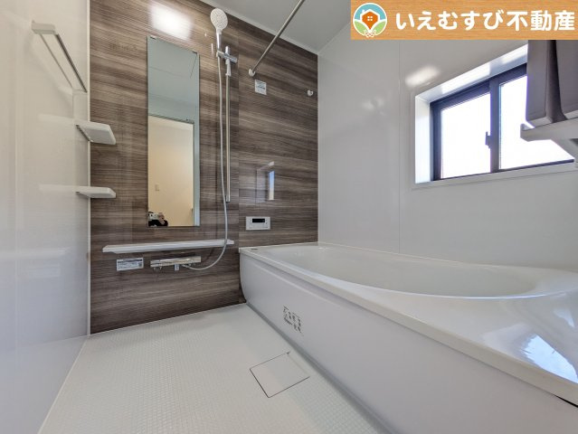 ナチュラルな色合いで落ち着いた空間　優しい色合いでくつろぎの浴室。ゆっくり過ごしながら疲れを取りましょう♪