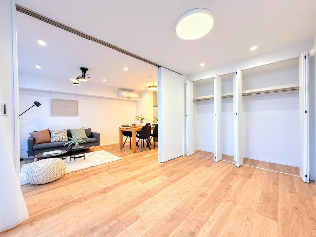 ◆室内はいつも明るい印象なので気持ちの良い朝を迎えられます。各部屋にはクローゼットを完備しており、収納が多いお家はすっきりして快適空間です。