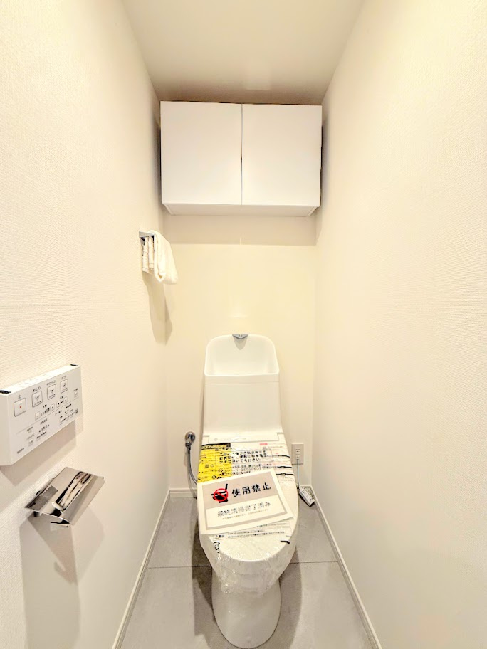◆清潔感のある白を基調とした落ち着ける空間。小窓をもうけていますので、こもりやすい空気の入れ替えも簡単に行えますね！