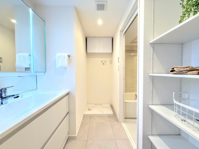 ◆毎日使う場所だから、機能的で使いやすさに配慮したパウダールーム。すっきりと使えるように収納も豊富にご用意しています。