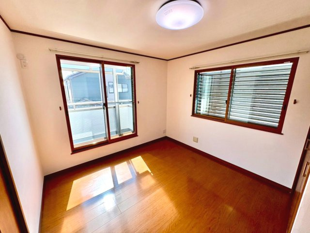 2階洋室　約7帖　南西向きで明るいお部屋です。