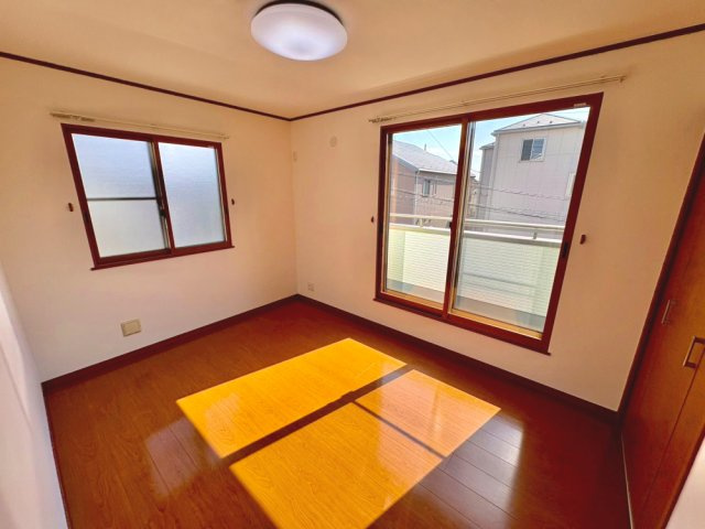 2階南西側洋室　約6帖　窓から陽が入り開放感あるお部屋です。