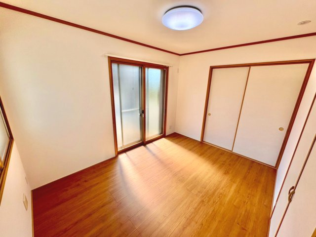 1階洋室　約6帖　リビングの隣にお部屋があり、お昼寝等すぐにお部屋で休憩できます。