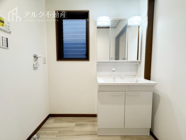 洗面化粧台新規交換済みです