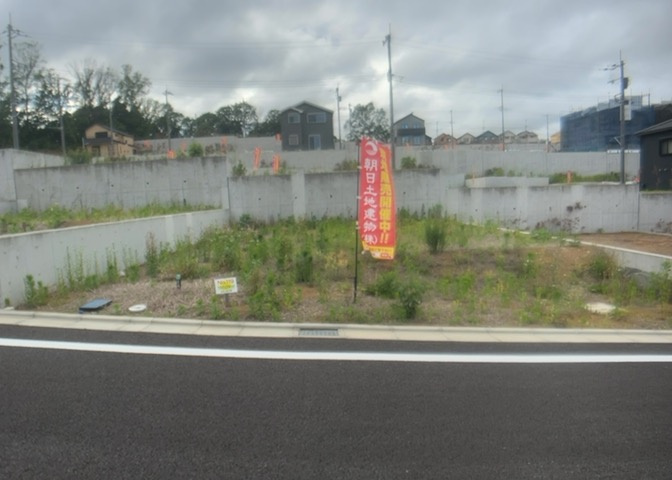 土地の形が極端に長細かったり、狭小地、あるいは道路との高低差がある傾斜地だった場合、後々売ろうとしても買い手がつかない場合もあります。後々、売却することになった時に価値の下がらない土地を選びましょう。