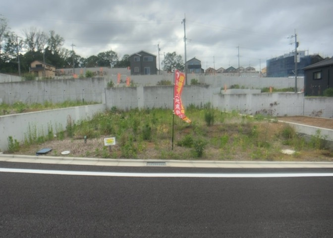 土地の面積＝住宅面積ではありません。建ぺい率の問題などで、土地のある場所によって住宅を建てられる面積は限られています。高さもしかり、「土地」という言葉の中には、建築条件も含まれると考えておきましょう。