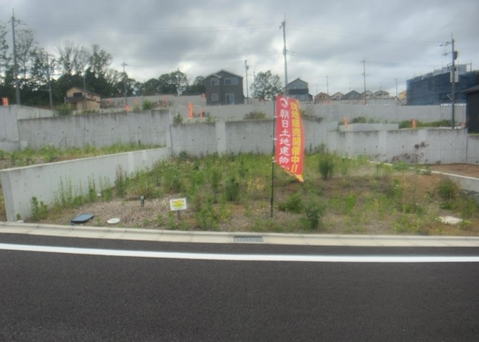 土地の前の道路に消火栓が設置されていることがあります。この場合、道路交通法第45条第1項により、駐車禁止の場所が指定されています。そのため、車庫などの駐車スペースをつくることができない場合があります。