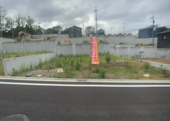 現地に行くなら、物件の周囲の地形がどうなっているかを見ることも大切です。周辺より低くなっている土地では、大雨などで水が集まりやすいため、地盤が弱くなっているということも考えられるため、注意が必要です。