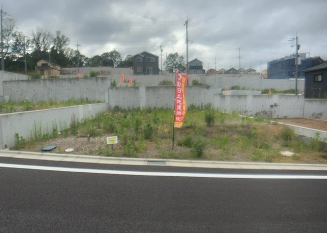 土地購入を検討されている場合、境界杭がない状態で購入してしまうと境界確定測量をする必要があり、費用がかかります。購入の前に、売主、隣土地所有者立ち合いのもと境界を確定し境界杭を設置するのがベストです。