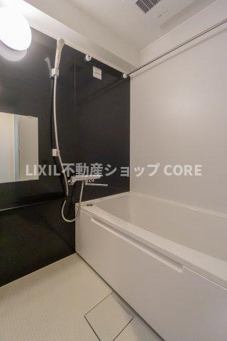 ゆったり入れる一坪バス。足を伸ばして入れるサイズは一日の疲れを癒すのに嬉しい広さですね。　