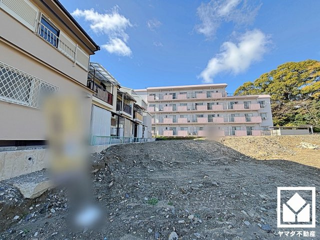 南側すぐの距離に県道606号線が通っています。阪神高速豊中南インターチェンジも近く、車での移動にも便利な立地です。