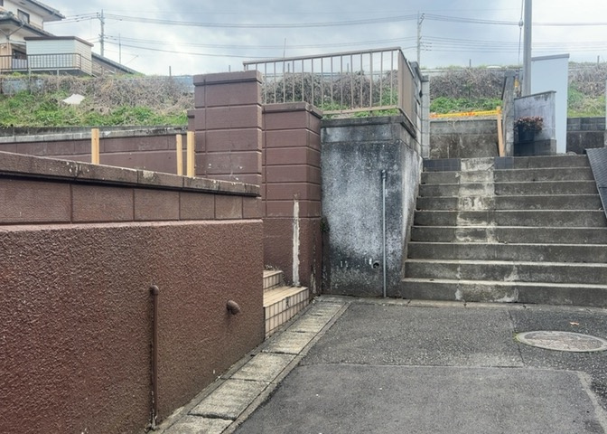 土地の形が極端に長細かったり、狭小地、あるいは道路との高低差がある傾斜地だった場合、後々売ろうとしても買い手がつかない場合もあります。後々、売却することになった時に価値の下がらない土地を選びましょう。