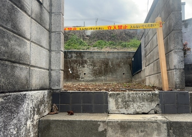 家を建てる場合、方位は要チェックです。現実的に日当たりのよい家ならばリビングは南側、建築基準法でも北側に当たる家への配慮は求められています。土地を見学に行く際は、方位磁針を持って行くようにしましょう。