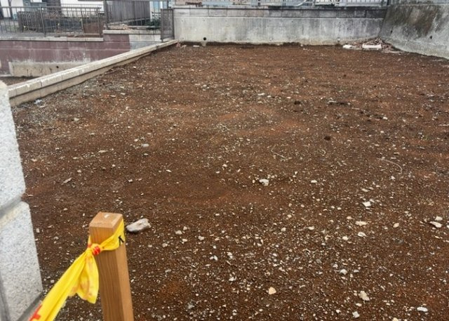 土地を買う際、住む地域の自治体や福祉の補助制度にも注目してみましょう。子供や老人の医療補助やゴミ出しのルールなど、自治体によってルールに大きな違いがあるため、暮らしやすい土地で判断するとよいでしょう。