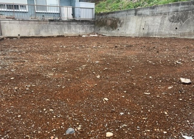 土地購入を検討されている場合、境界杭がない状態で購入してしまうと境界確定測量をする必要があり、費用がかかります。購入の前に、売主、隣土地所有者立ち合いのもと境界を確定し境界杭を設置するのがベストです。